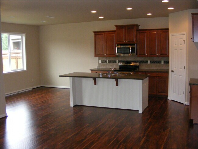 Photo - 4 bedroom plus a den in Puyallup