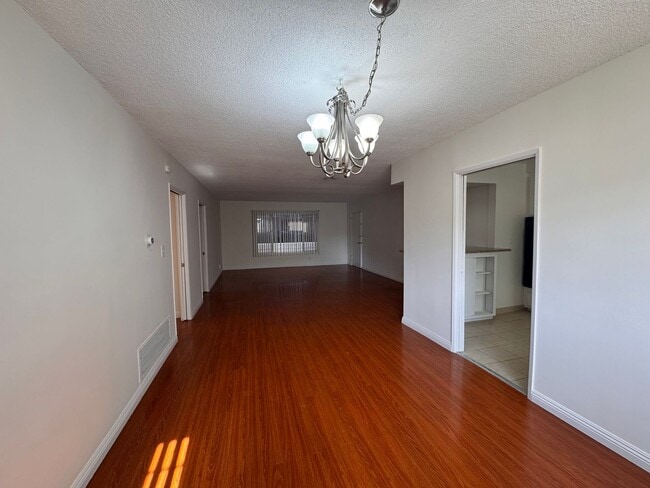 Photo - 1065 S Holt Ave Unidad 2