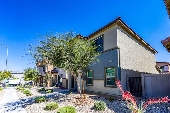 Building Photo - Beautiful 3 Bed Room Home Convenient To Ne...