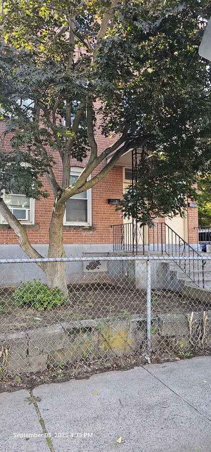 Front of Building - 119 Glen St Unit First Floor