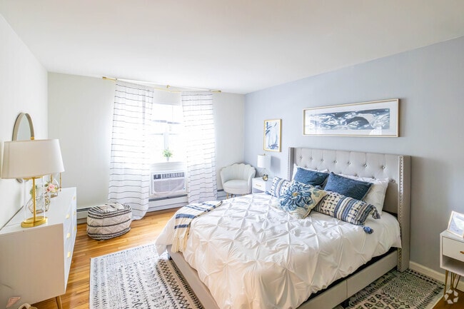 1BR, 1BA - 750SF - Bedroom