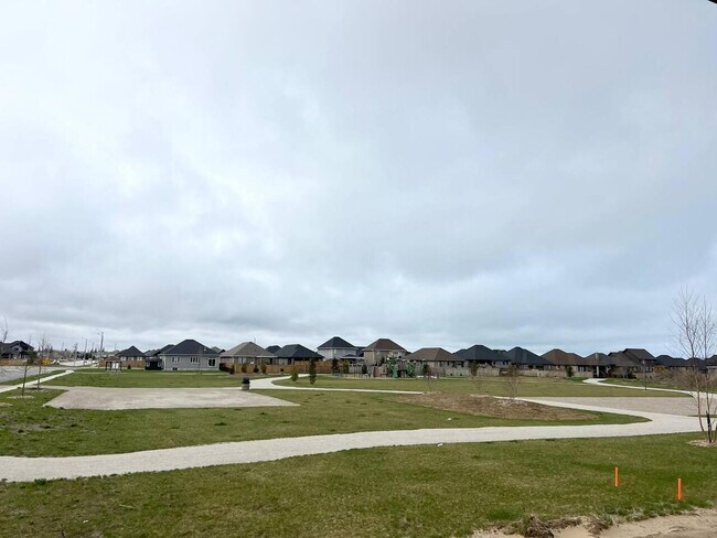 Photo - 382 McLean Cres Unit ID1037066P