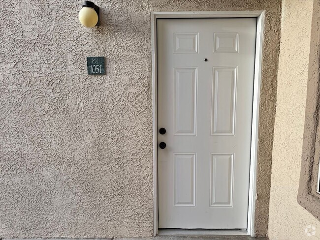 Building Photo - Recently renovated centrally located condo... Unit 1051