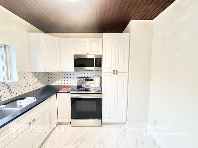 Photo - Spacious 2-Bedroom + Den Apartment with Parking in Downtown Kitchener Unit 2