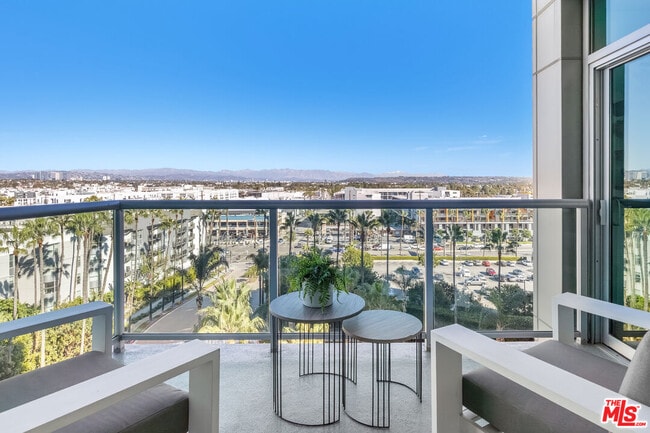 Building Photo - 13650 Marina Pointe Dr Unit 1608