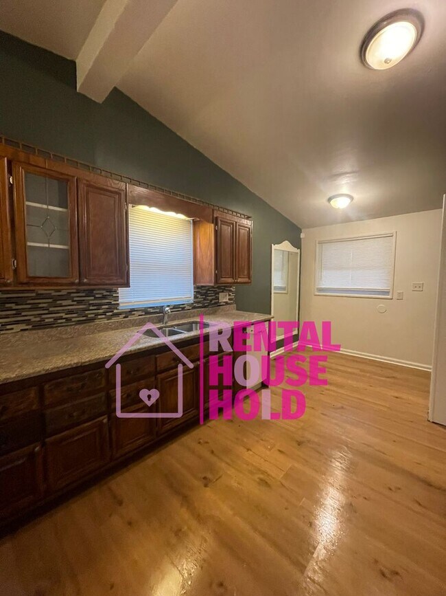 Photo - Beautiful 3 Bedroom Ranch~ Dearborn Heights