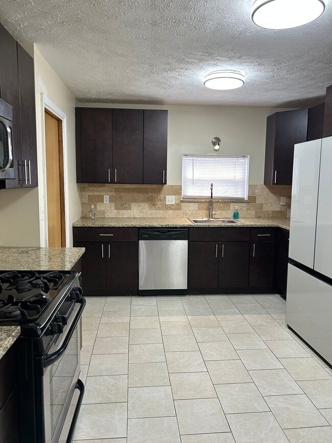 Photo - Brick Ranch for Rent in Highland  HTS close to the freeway