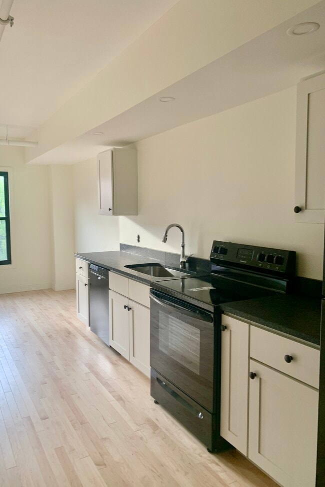 Building Photo - 146 Main St Unit 304