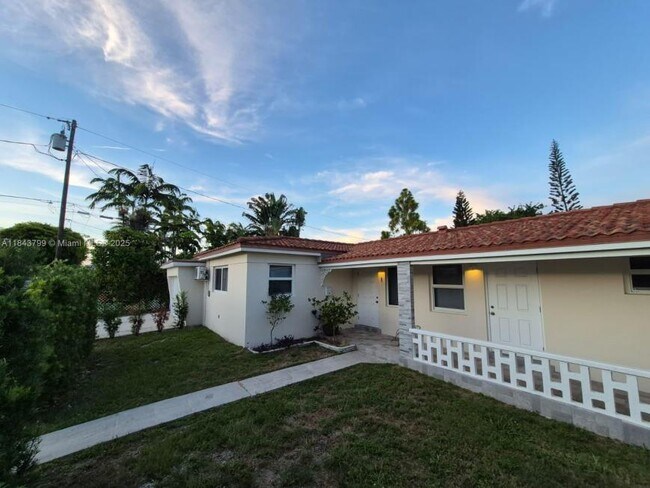 Building Photo - 2 bedroom in Hallandale FL 33009 Unit 1-2 Rental