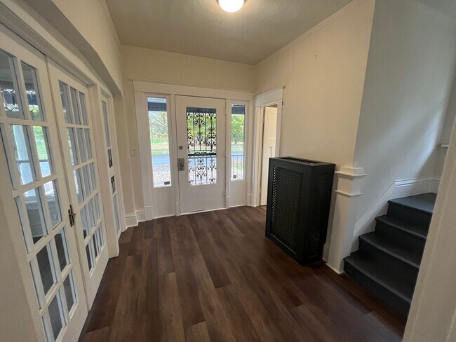 Photo - Stunning 7 Bed, 4 Bath House in GU Distric...