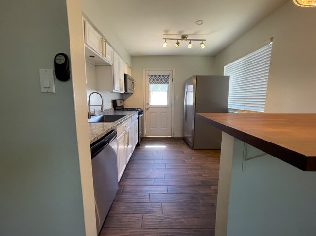 Kitchen - 4615 N 14th St Unit B