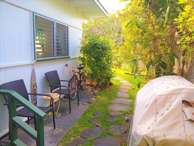 View from Entry with another Seating Area - 291 Awakea Rd Unit A