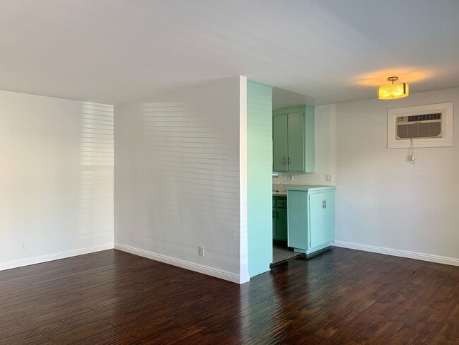 Building Photo - Completely Updated Front Unit 13514 Rye St  01 ACTIVE