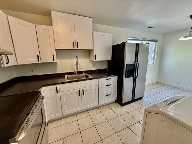 Photo - 768 N Redwood Rd