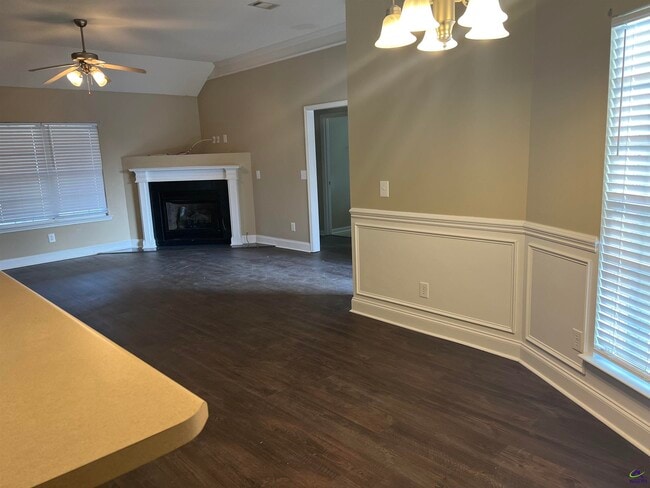 Photo - 523 Manchester Ln