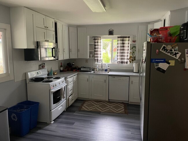 Eat-In Kitchen - 413 Dearborn Ave