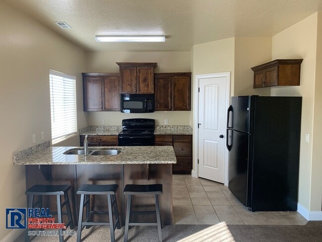 Building Photo - MILLCREEK SPRINGS TOWNHOME