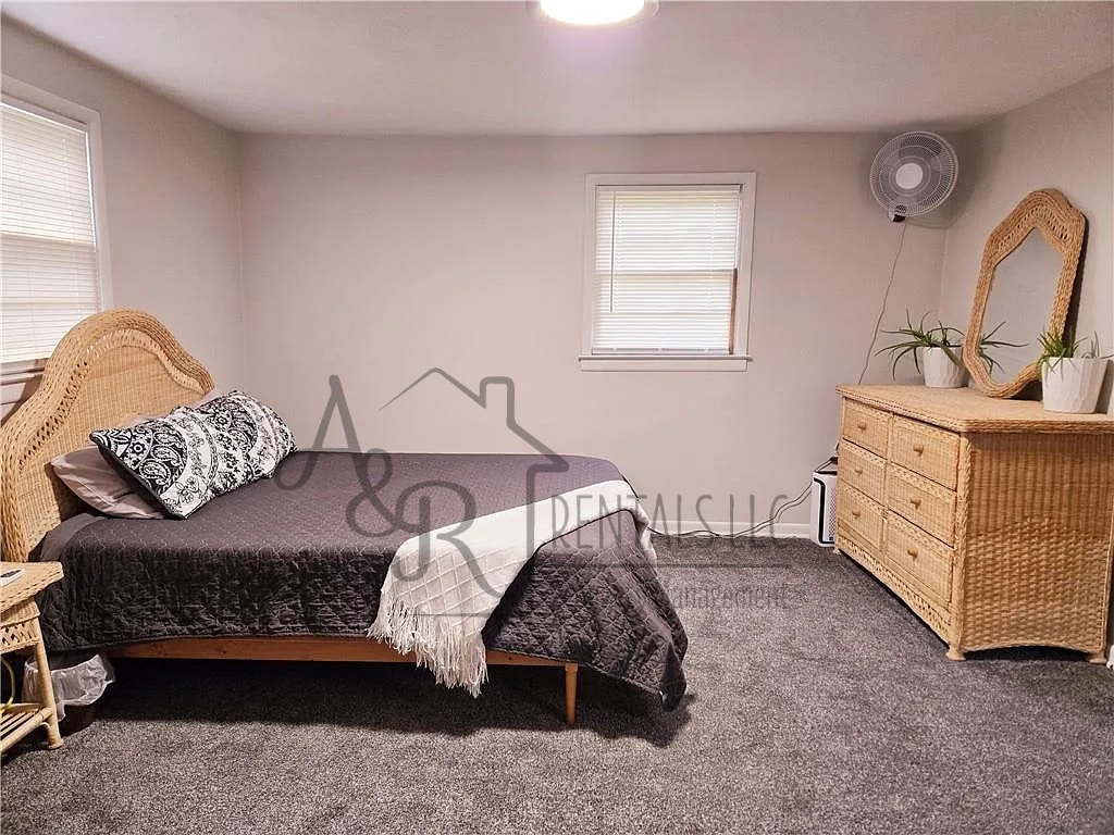 Photo - 919 E Washington St