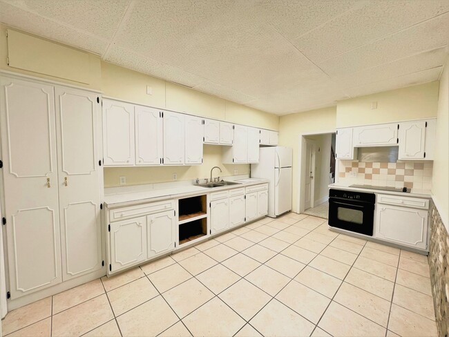 Building Photo - 614-614 Tyler St Unit 612 Tyler Street Apt #1