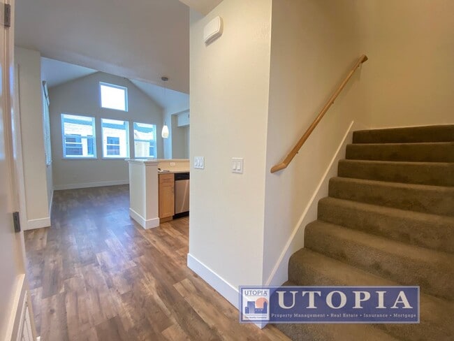 Building Photo - Beautiful and Spacious 3-bedroom, 3.5-bathroom Townhouse Located in the heart of Seabright. Unit 105 Jacobs Lane