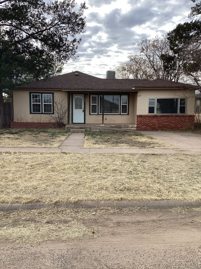 Building Photo - Newly Updated Family Home Close to Jr. High & High School! Pets welcome!