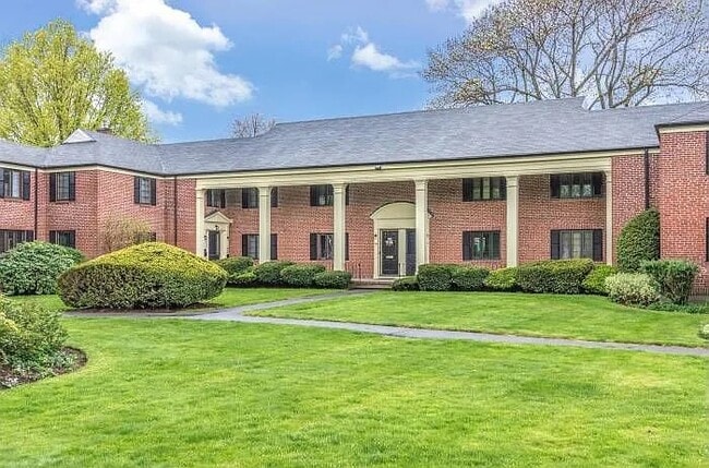 El servicio incluía jardinería, recogida de basura y retirada de nieve. - 36 Pierce Rd Unidad Lexington St Apartment