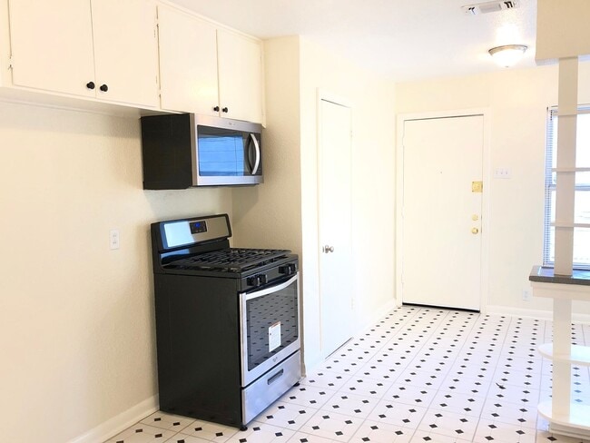 Photo - 210 Laddie Pl