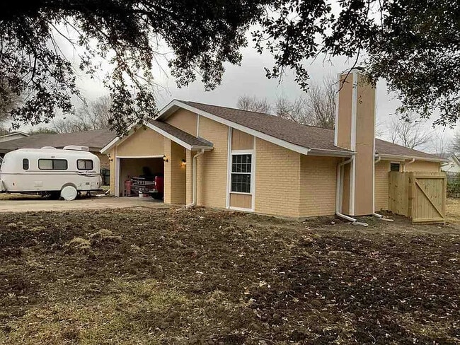 Building Photo - 4005 Chisholm Trail