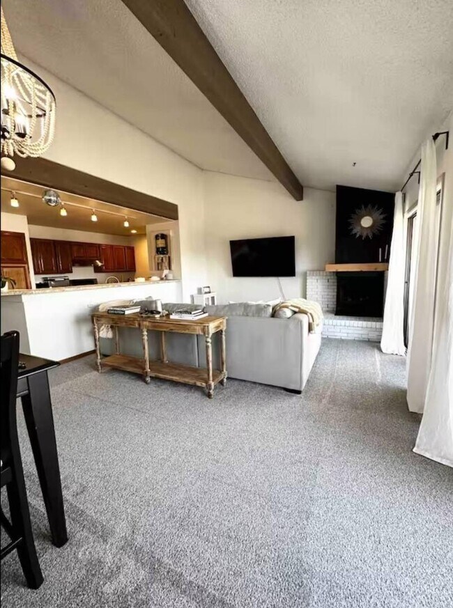385 Explorer Ct