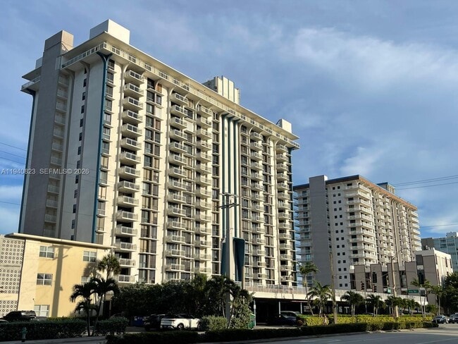 Building Photo - 1600 S Ocean Dr Unit 3H