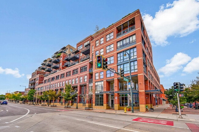 Building Photo - $2,595.00, 1 bed, 1.5. bath located in Denver Unit 5E
