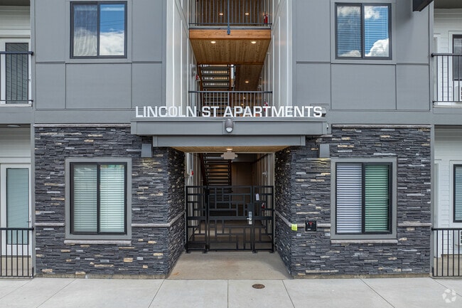 Entrance - Lincoln Street Apartments