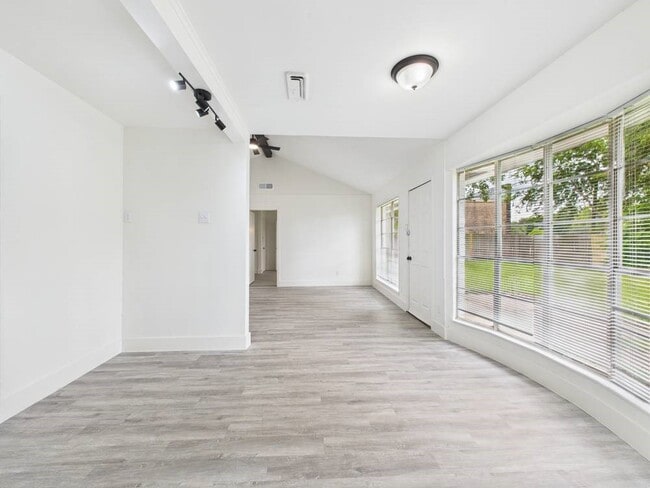 Photo - 5814 Fontenelle Dr