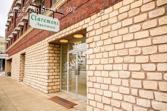 Building Photo - 101 SE 2nd St Unit 202