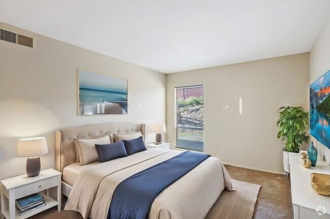 Building Photo - 2223 Sedgwick St Unit d Rental