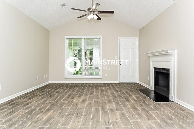 Photo - 3 Bedroom Pet-Friendly Home in Jonesboro, GA with Main Street Renewal
