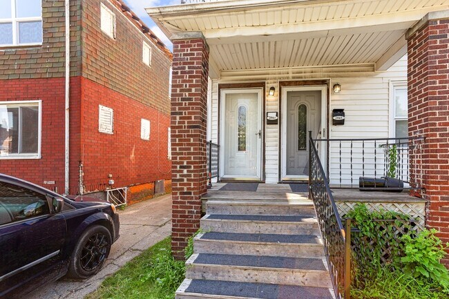 Photo - 2045 Clements St
