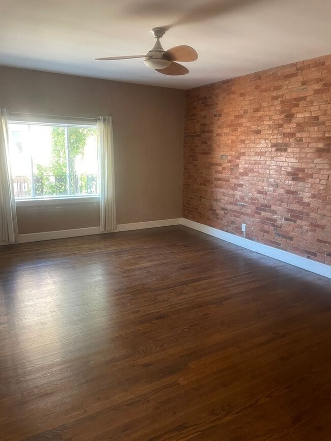 Charming Downtown 1-Bedroom Apartment with... - Charming Downtown 1-Bedroom Apartment with...