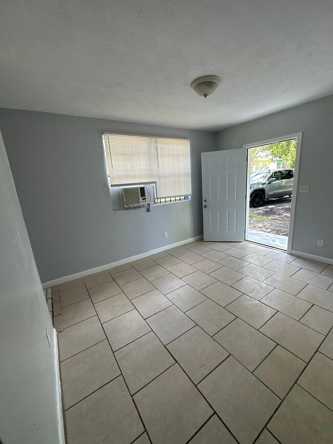 Photo - 1614 W 3rd St