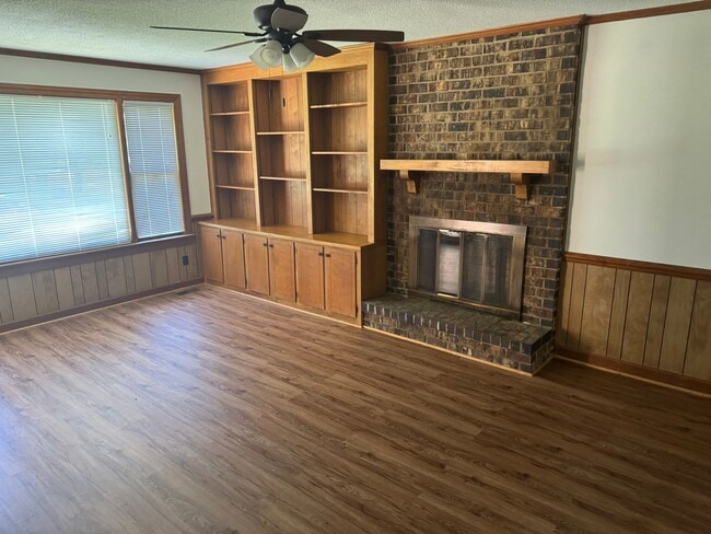 Photo - Spacious Rooms, Deck and Detached Garage /...