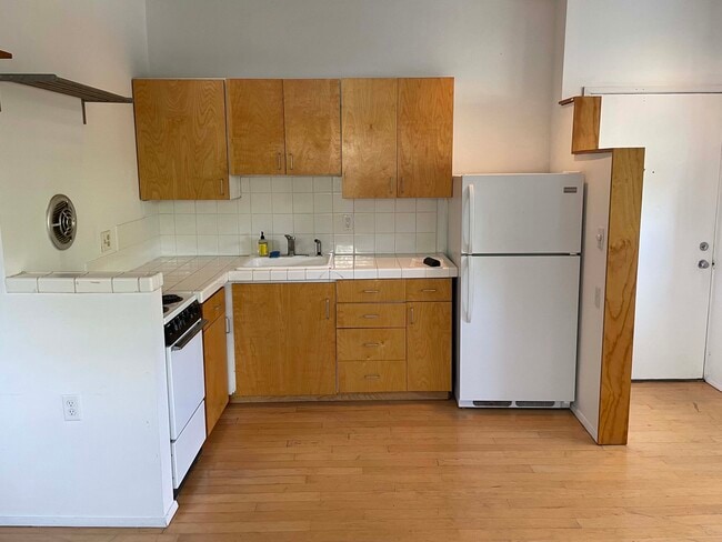 Fotografía del edificio - 1501 E Spring St Unidad 1