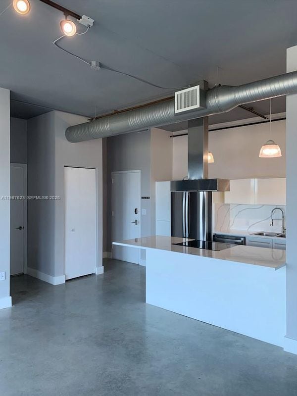 Photo - 10 SW South River Dr