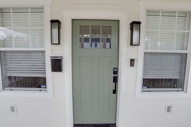 Photo - 1033 N Hampton Ave