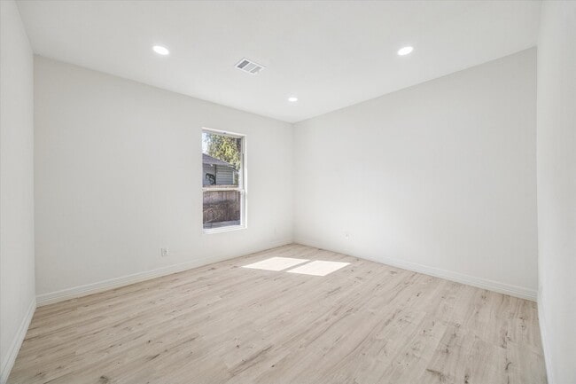 Building Photo - 437 N Everton St