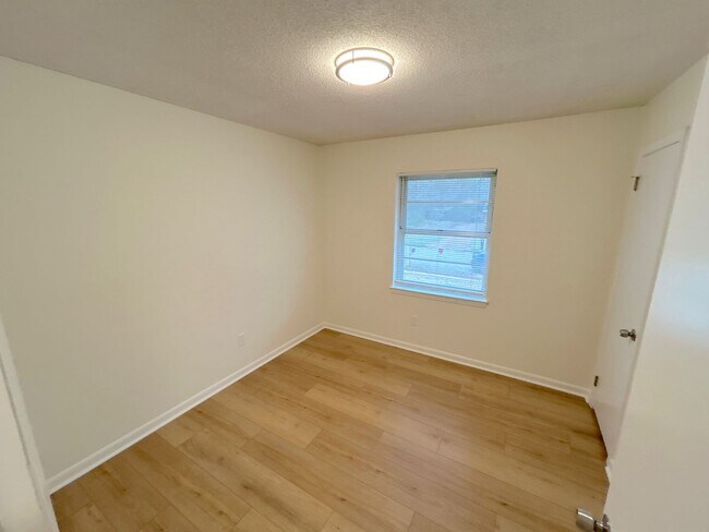 Photo - 1885 Dessa Dr