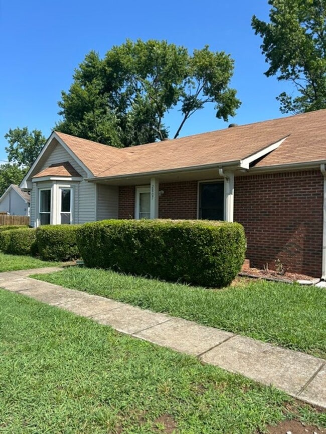 Building Photo - 3 Bedroom 2 Bath Home For Rent in Sango Area!