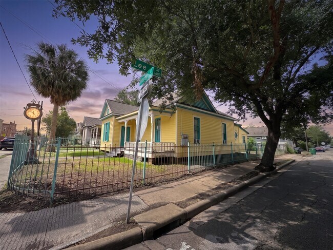 Photo - 2119 Hardy St