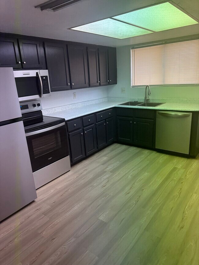 Photo - 3322 W Loma Ln Unit #2