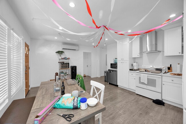 Photo - 570 N Cambridge St