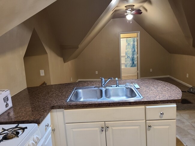 Building Photo - 914 S Center St Unit 3